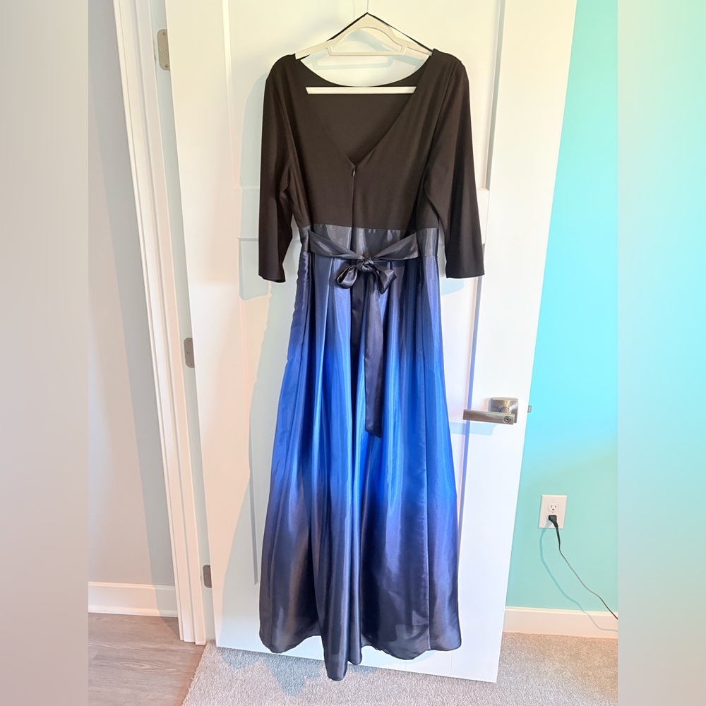 Ignite Elegant Black and Blue Ombré Gown size 14 w/pockets - Picture 11 of 12